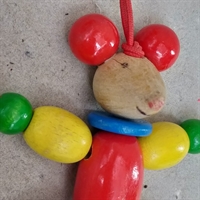 træ musefigur i kugler i stærke farver til ophæng i barnevogns kalechen genbrugs retro legetøj